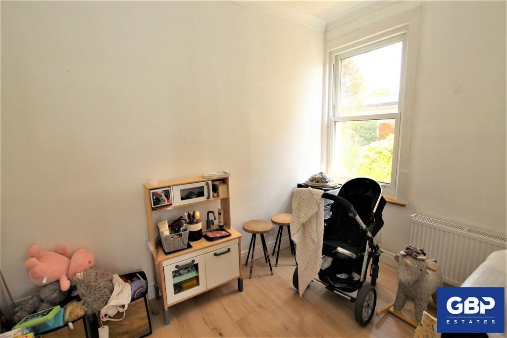 Carlisle Road, Romford 3 bed detached house £2,200 pcm (£508 pw)