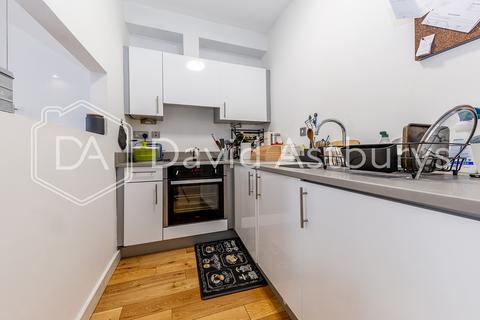 Studio to rent, York Way, King's Cross, London