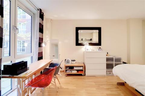 Studio to rent - Hosier Lane, London