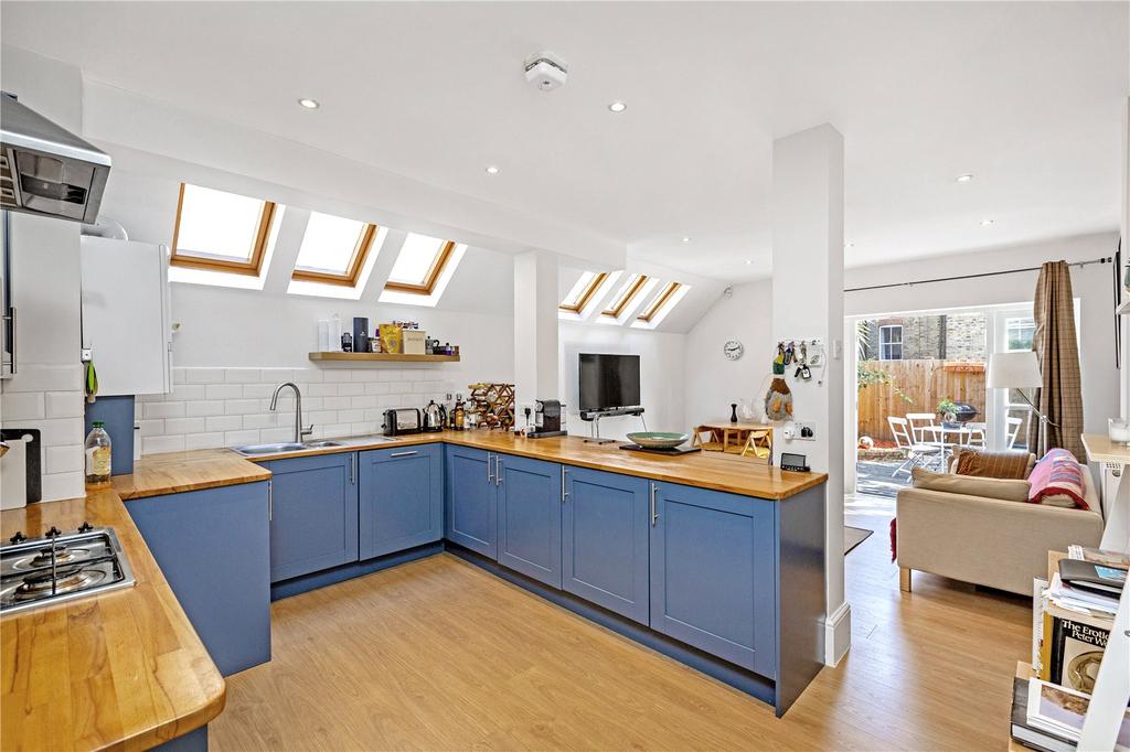 Breer Street, Fulham, SW6 2 bed flat £2,400 pcm (£554 pw)