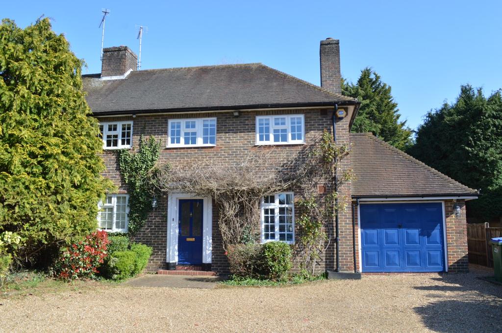 Oatlands Drive, Weybridge, KT13 3 bed semidetached house £2,700 pcm