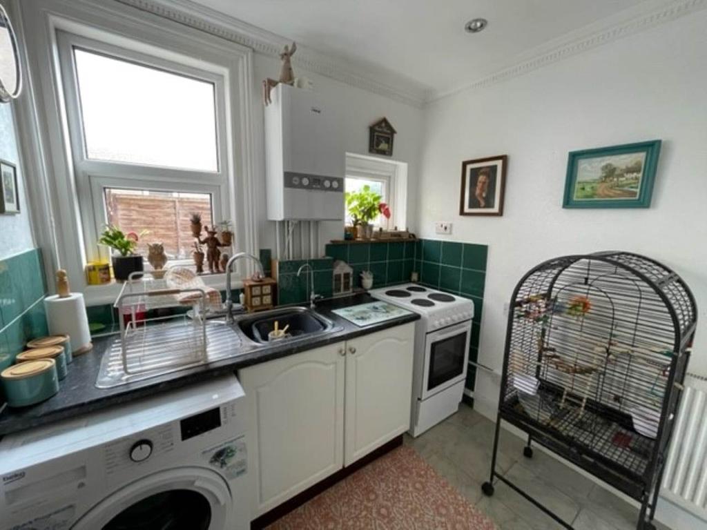 Sunnyside Road, WestonsuperMare, North Somerset 2 bed flat £750 pcm