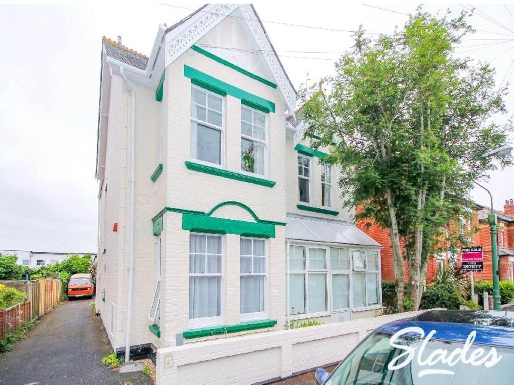 18 Morley Road, Pokesdown, Bournemouth 1 bed flat £775 pcm (£179 pw)