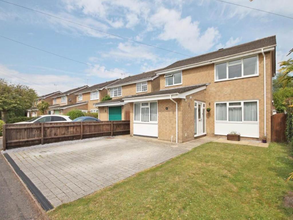 17 Clare Lodge Close, Bransgore, Dorset 5 bed detached house to rent