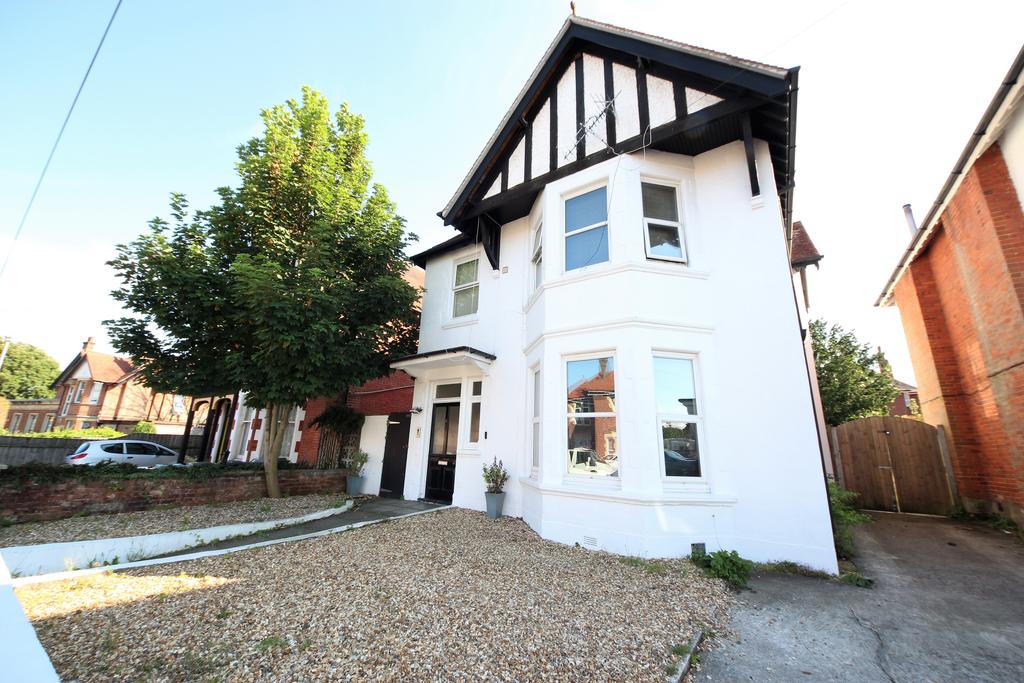Bryanstone Road, Winton Banks... 1 bed flat £750 pcm (£173 pw)