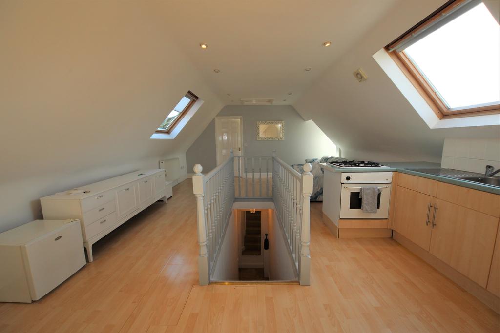 Bryanstone Road, Winton Banks... 1 bed flat £750 pcm (£173 pw)