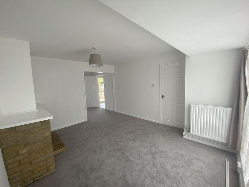 Chetwode Road, Tadworth 3 bed terraced house to rent £1,750 pcm (£404 pw)