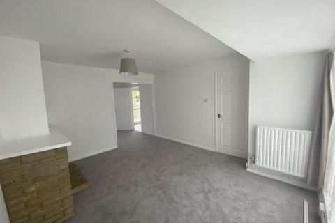 3 bedroom terraced house to rent, Chetwode Road, Tadworth