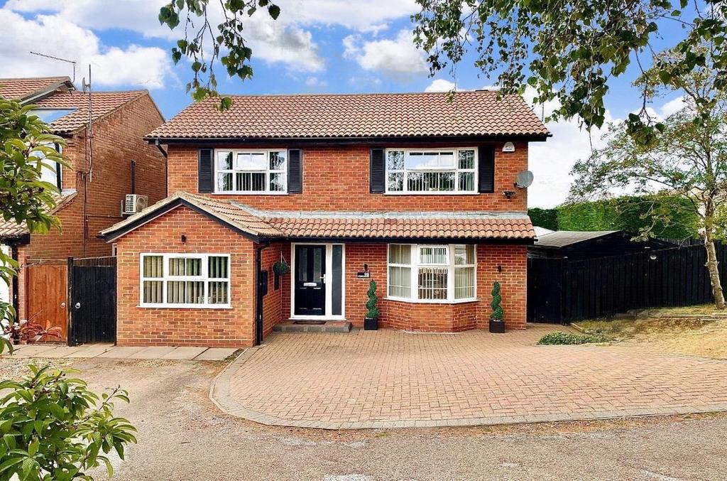 Froxhill Crescent, Brixworth, Northamptonshire, NN6 3 bed detached