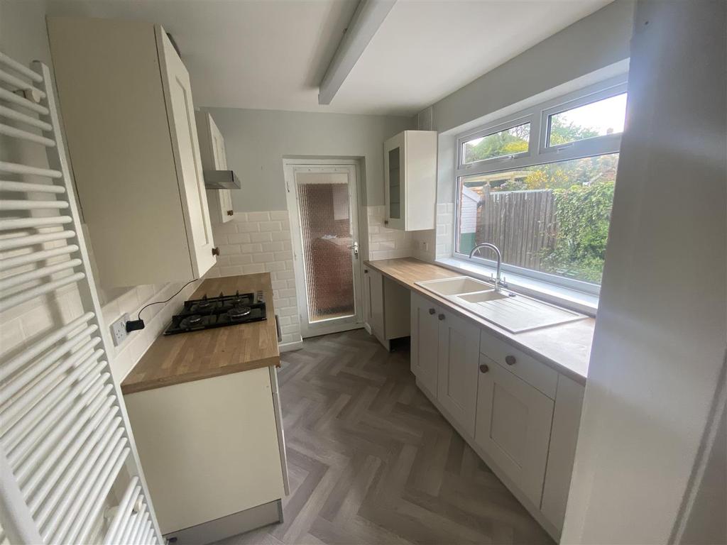 57 Wakeley Hill Penn Wolverhampton 3 bed semidetached house £995 pcm