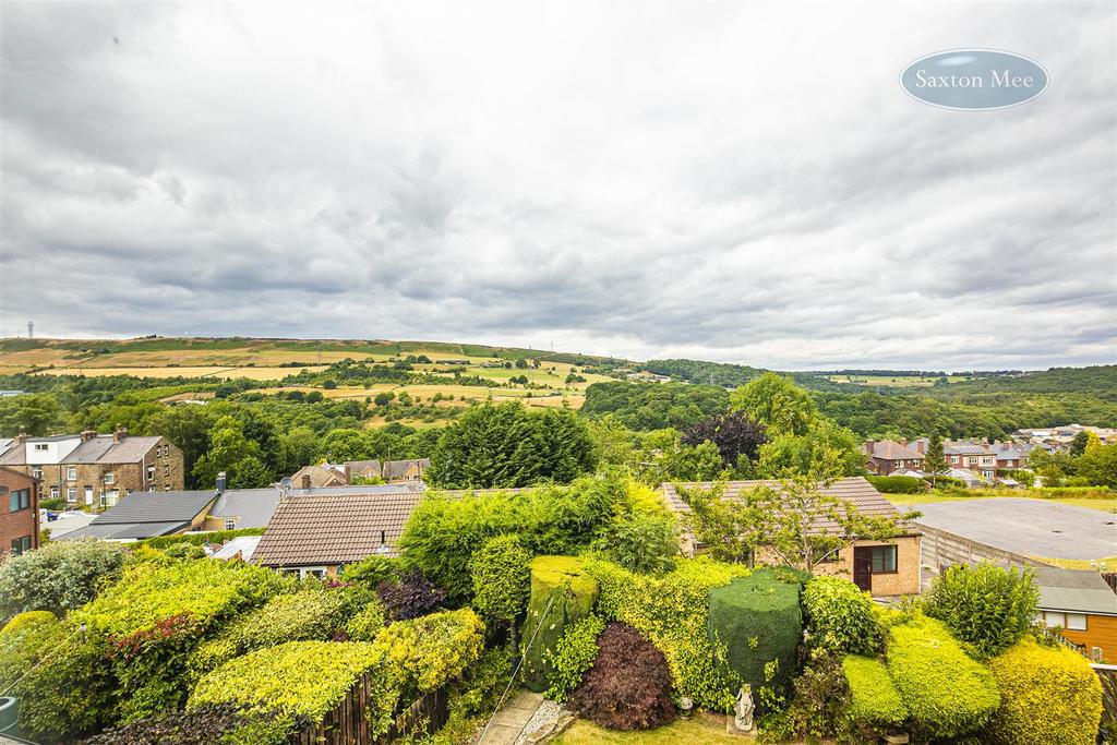 Hillcrest Road, Deepcar, S36 2QL 3 bed detached house £250,000