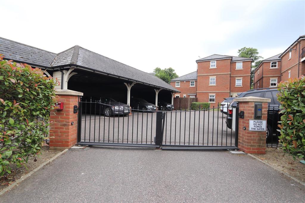 Priests Lane, Old Shenfield, Brentwood 2 bed apartment for sale £400,000