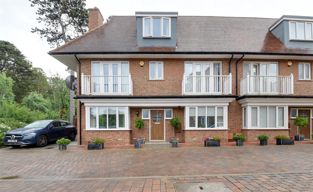 David Wildman Lane, Mill Hill, London 4 bed semidetached house £3,500 pcm (£808 pw)