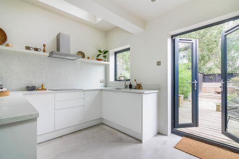143 Farmer Road, London, E10 5DJ