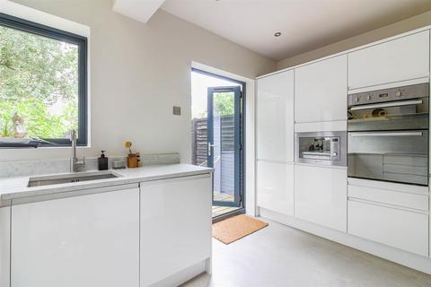 143 Farmer Road, London, E10 5DJ