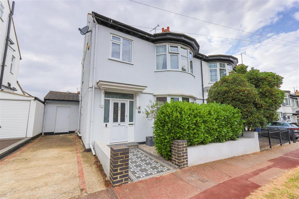 Dundonald Drive, LeighOnSea 4 bed semidetached house for sale £700,000