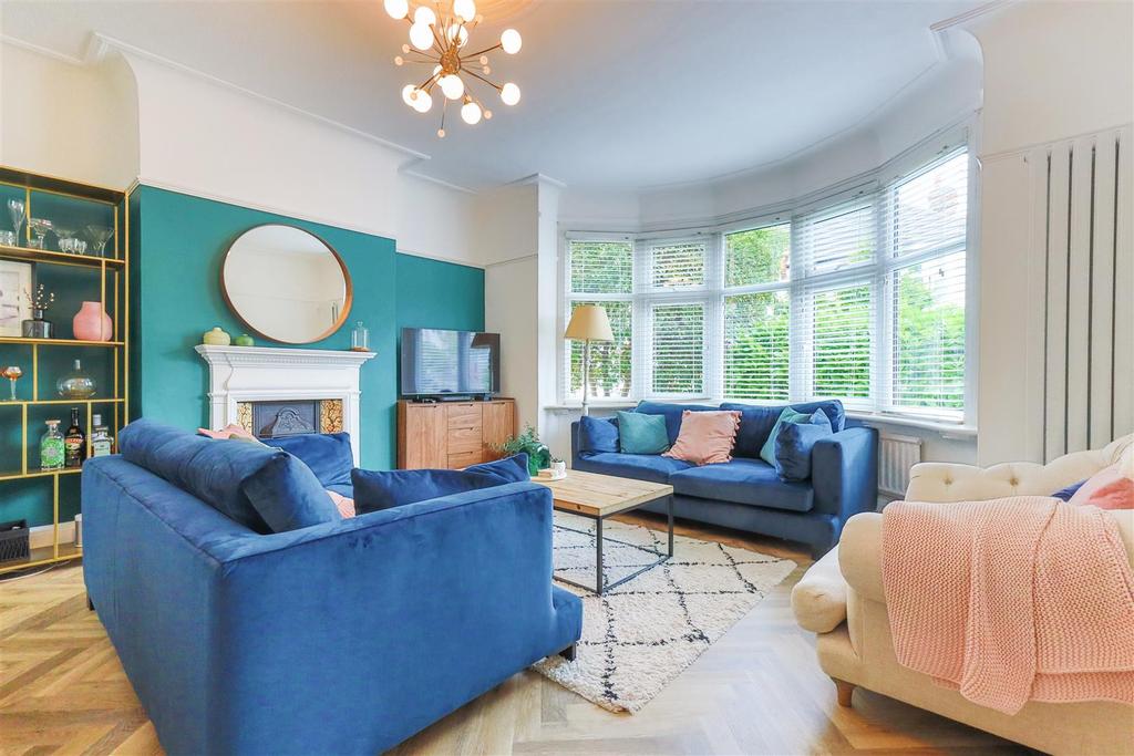 Dundonald Drive, LeighOnSea 4 bed semidetached house £700,000