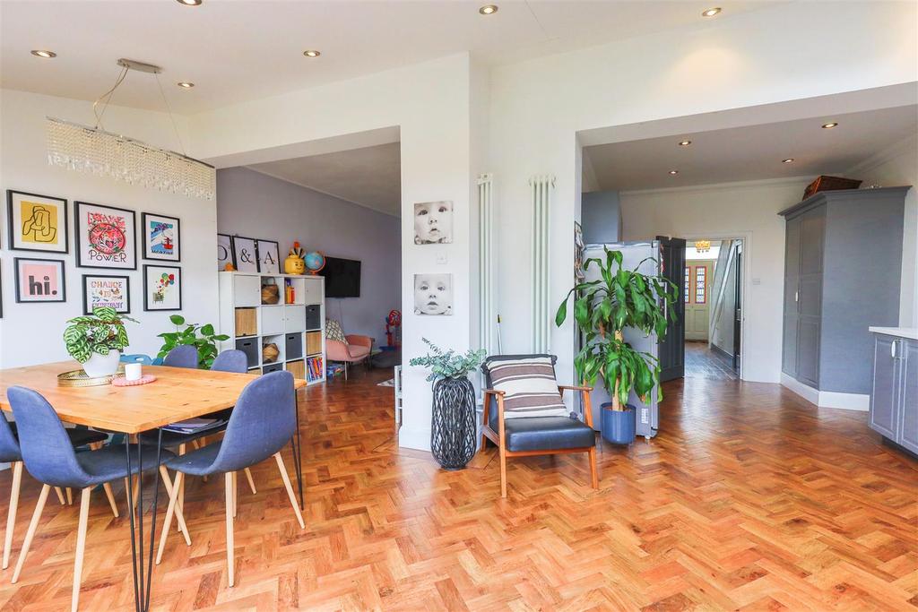 Dundonald Drive, LeighOnSea 4 bed semidetached house £700,000