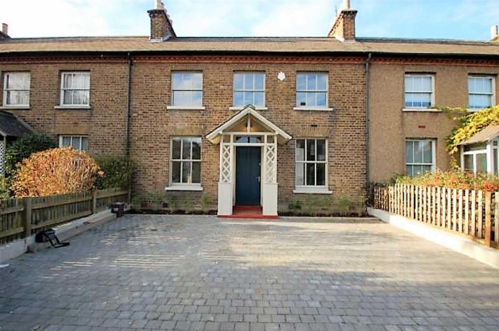 The Burroughs, Hendon, London 4 bed terraced house £2,600 pcm (£600 pw)