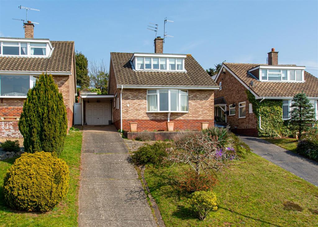 28 Hinksford Gardens, Swindon 3 bed detached bungalow £250,000