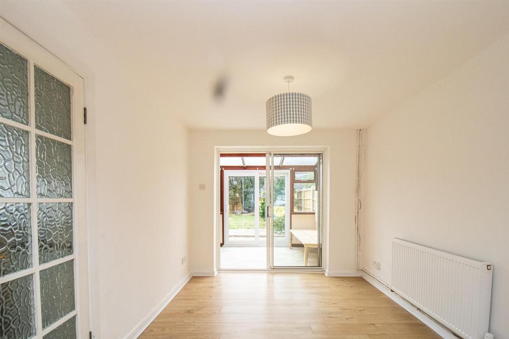 Churchill Drive, Ruddington, Nottingham 3 bed semidetached house £