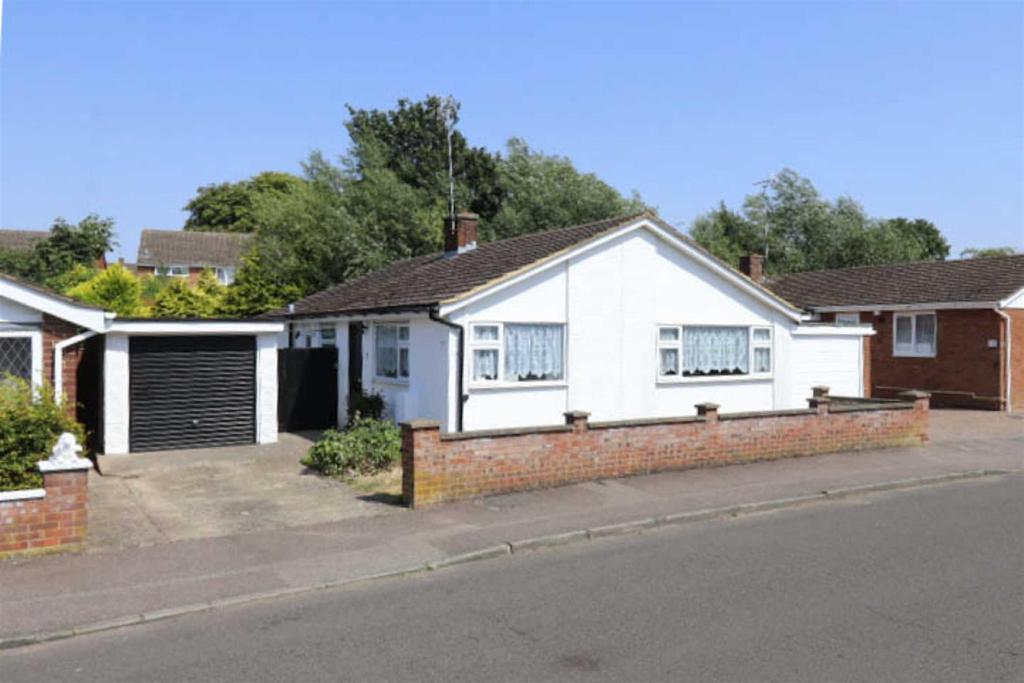 Baccara Grove, Bletchley 2 bed detached bungalow £330,000