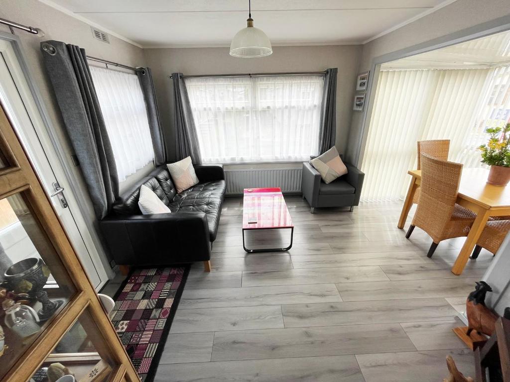LOUNGE & DINING