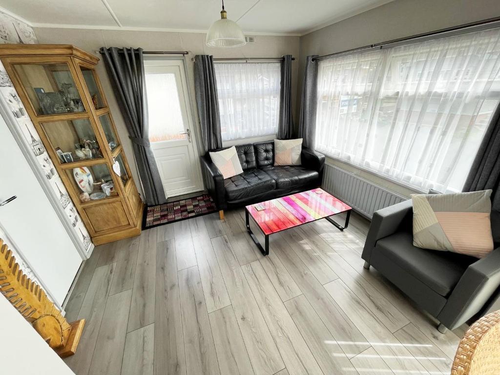 LOUNGE & DINING