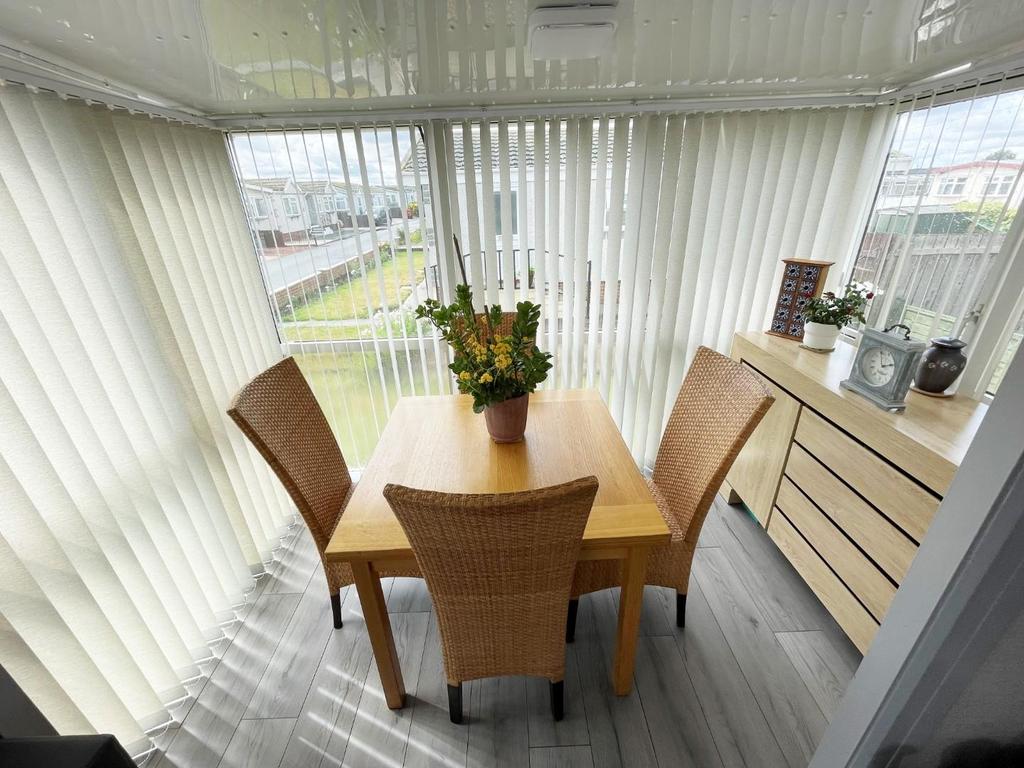 LOUNGE & DINING