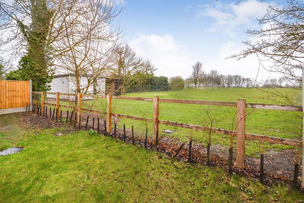 Burnham Road, Latchingdon 2 bed semidetached house £1,100 pcm (£254 pw)