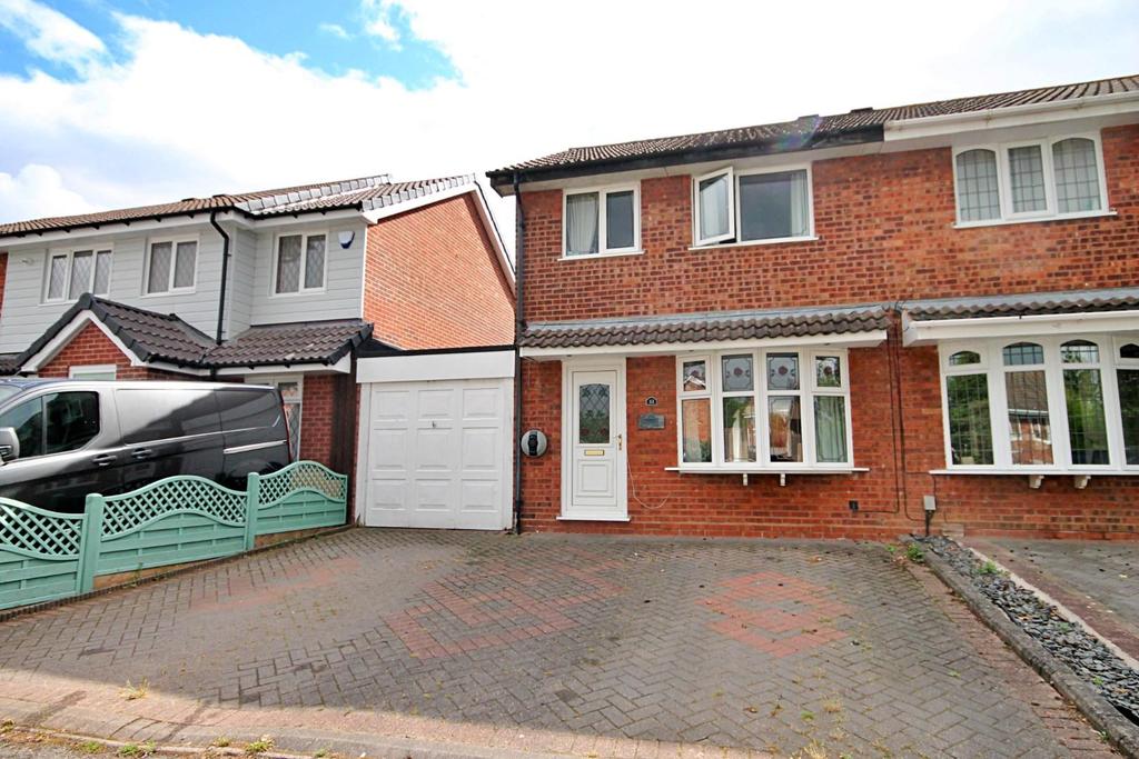 Greenheart, Tamworth, Staffordshire 3 bed semidetached house £210,000