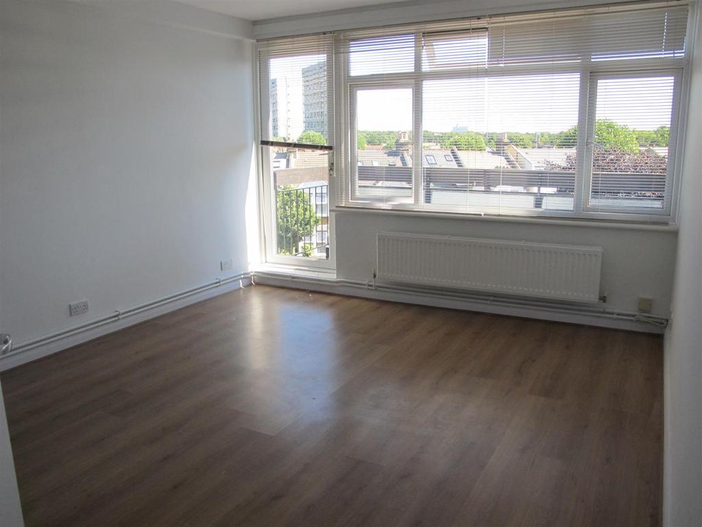 Rectory Court, Woodhouse Road... 2 bed flat £1,350 pcm (£312 pw)