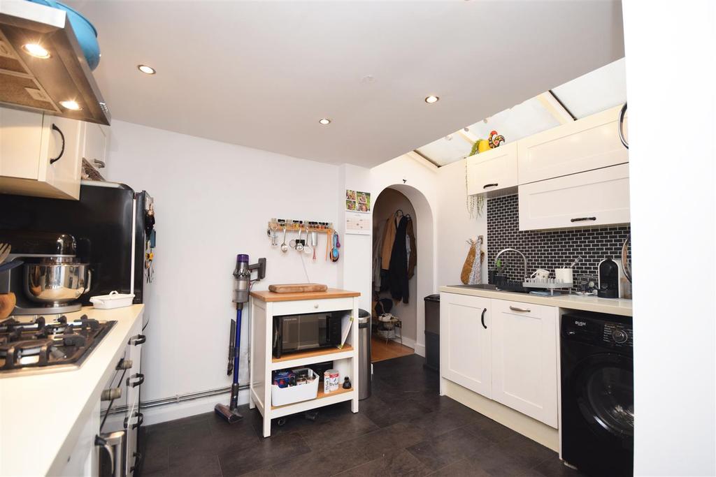 Lower Mortlake Road, Richmond 2 bed terraced house £2,400 pcm (£554 pw)