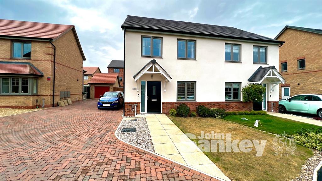 Hilcote Drive, Clipstone Village, Mansfield 3 bed semidetached house £245,000