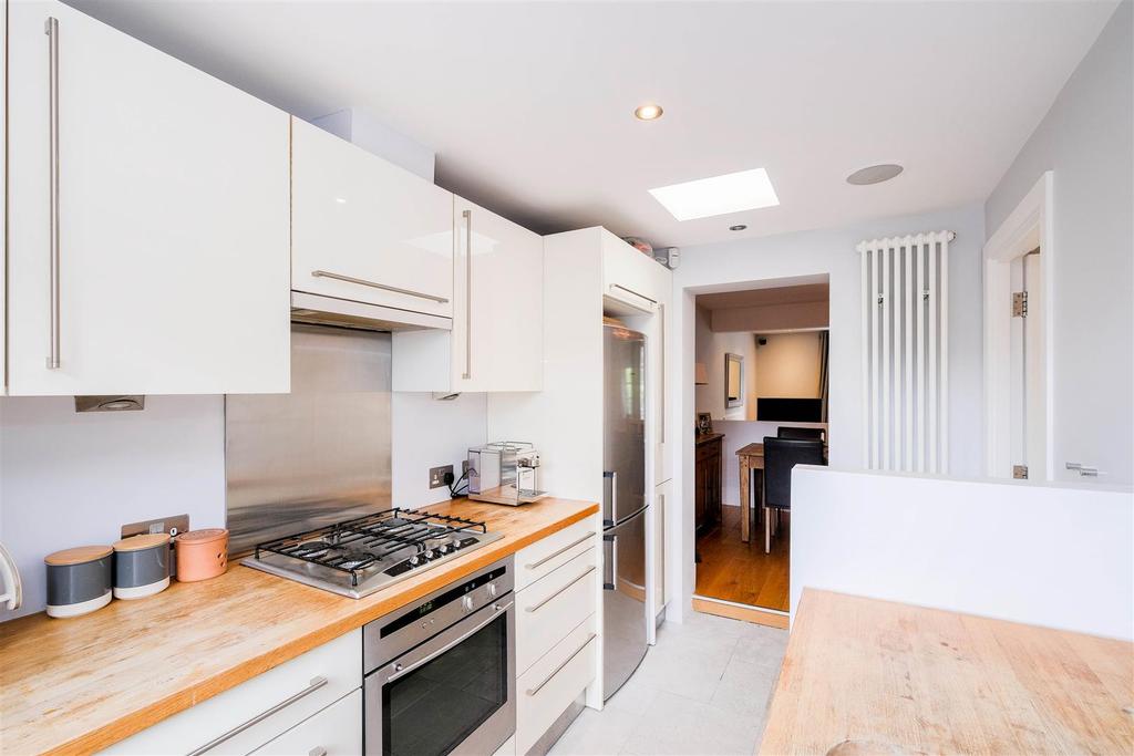 Baldwins Hill, Loughton 2 bed end of terrace house £585,000