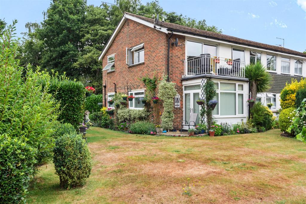 Holly Court, Storrington, RH20 2 bed flat for sale £255,000