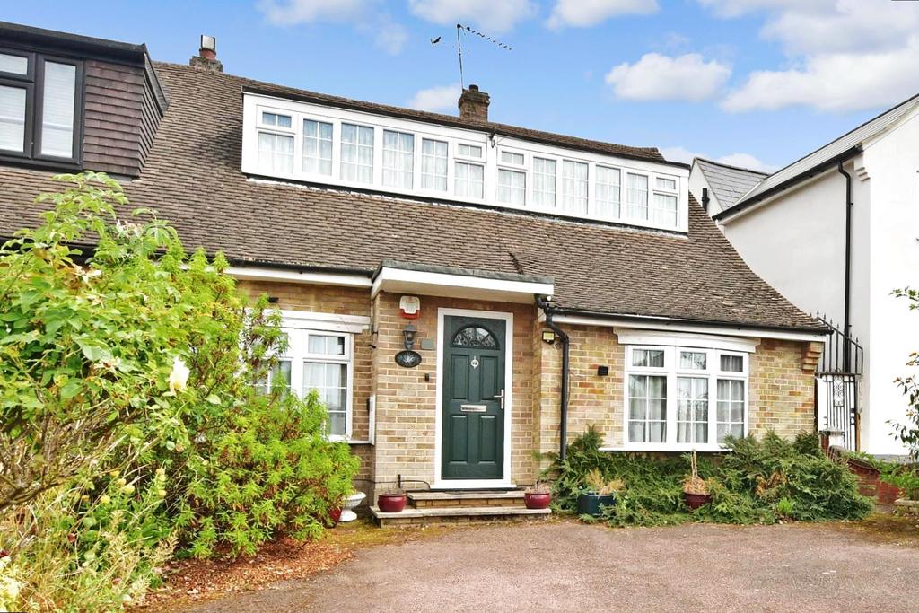 Dickens Rise, Chigwell, Essex 4 bed semidetached house for sale £700,000