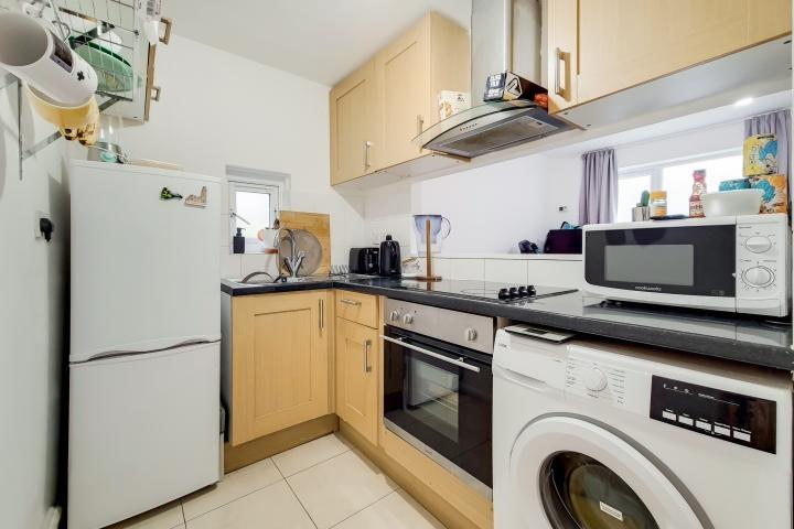 2 Shott Close, Sutton, Surrey, SM1 4LQ 1 bed flat - £210,000