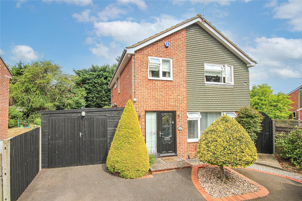 Broom Grove, Knebworth, Hertfordshire 4 bed detached house £585,000