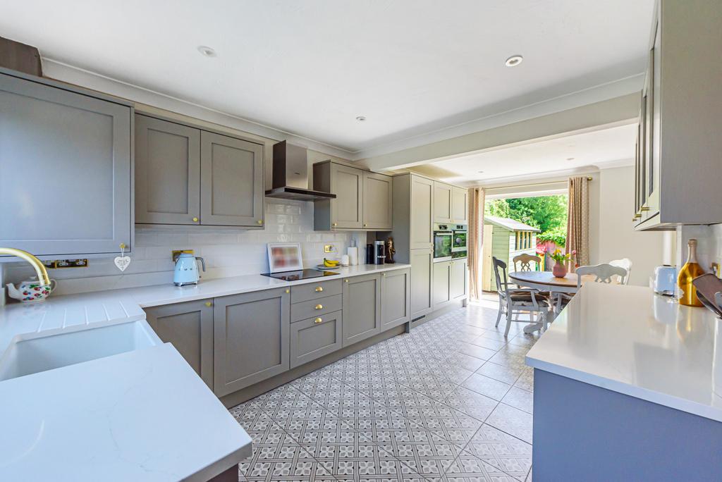 Jersey Close, Chertsey, KT16 4 bed detached house £600,000