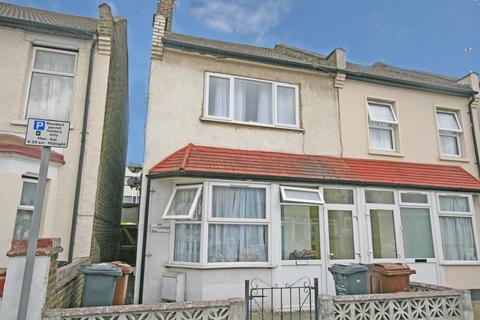 2 bedroom maisonette for sale - Victoria Road, Barking, IG11