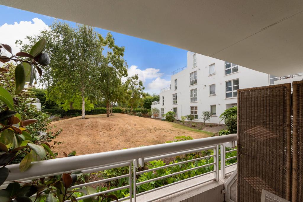 Barrier Point Road, London, E16 2 bed apartment £1,998 pcm (£461 pw)