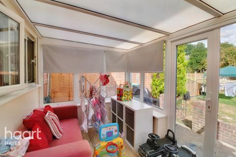 18 Benbow Waye, Uxbridge, UB8 2EY
