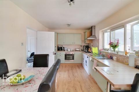 18 Benbow Waye, Uxbridge, UB8 2EY