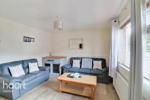 18 Benbow Waye, Uxbridge, UB8 2EY