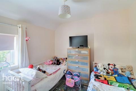 18 Benbow Waye, Uxbridge, UB8 2EY