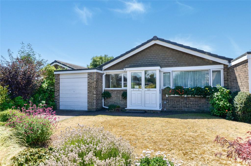 Uplands Road, West Moors, Ferndown, Dorset, BH22 2 bed bungalow for