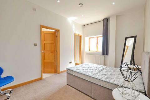 3 bedroom apartment to rent, College Green, City Centre