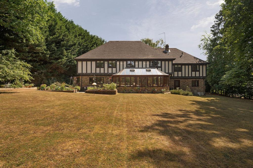 Hardwick Close, Oxshott, KT22 6 bed detached house £2,250,000