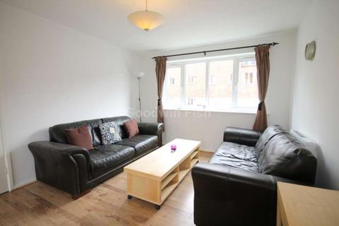 3 bedroom apartment to rent, Nash Street, Hulme, Manchester